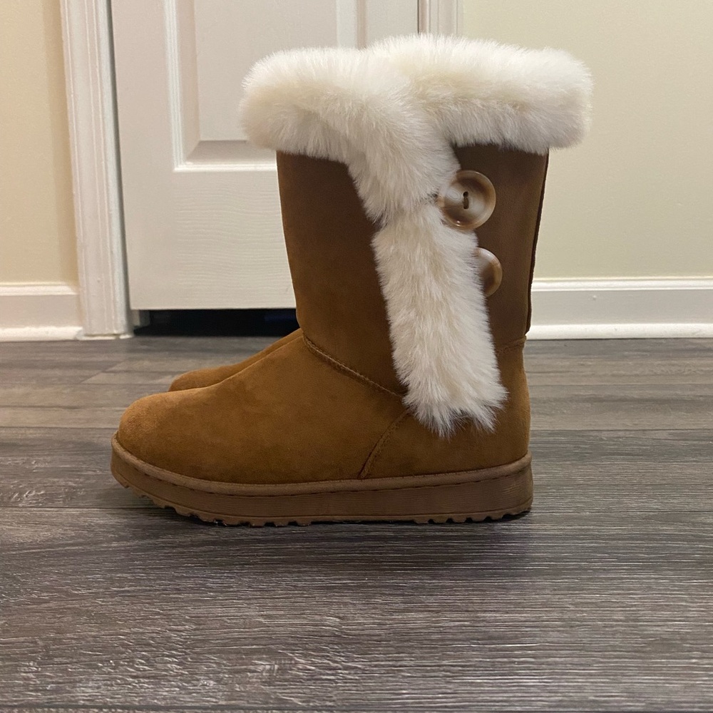 SO Women’s Abigail Faux-Fur Chestnut Winter Boots Size 6